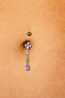 Frau mit Nabelpiercing