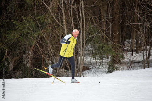 Photo: Senior beim Ski Langlauf im Winter Senior beim Ski Langlauf im Winter