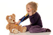 Kind mit Stethoskop als Arzt. Kinderarzt untersuch