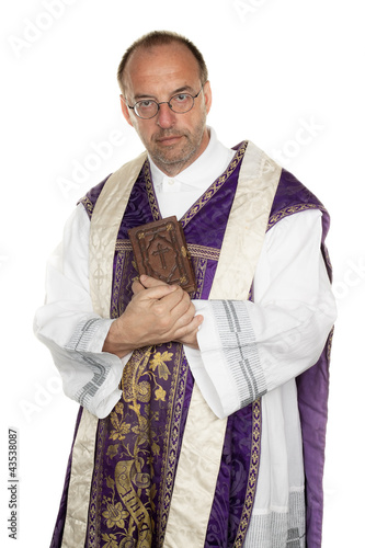 Photo: katholischer Priester mit Bibel im Gottesdienst katholischer Priester mit Bibel im Gottesdienst