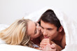 Paar hat Spass im Bett. Lachen, Freude und Erotik