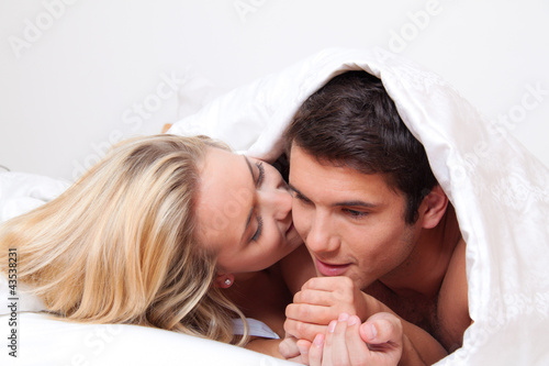 Photo: Paar hat Spass im Bett. Lachen, Freude und Erotik Paar hat Spass im Bett. Lachen, Freude und Erotik