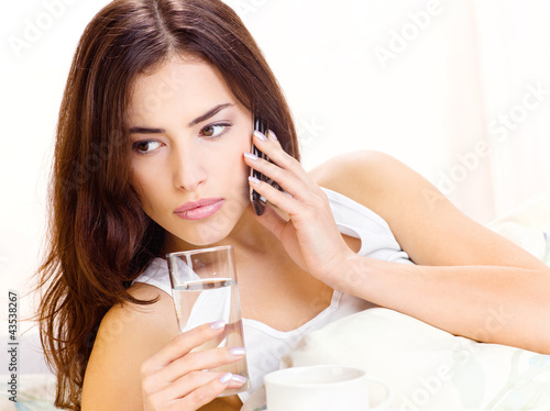 Foto: glass of water and phone in bed glass of water and phone in bed