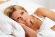 Frau liegt wach im Bett. Schlaflos und nachdenklic