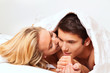 Paar hat Spass im Bett. Lachen, Freude und Erotik
