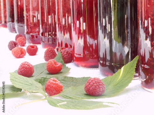 Photo: Himbeeren, selbstgemachte Konfitüre. Himbeeren, selbstgemachte Konfitüre.