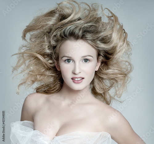 Foto: Beautiful woman with fashion hairstyle Beautiful woman with fashion hairstyle