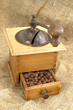Photo: Vieux moulin à café et grains de café torréfiés Vieux moulin à café et grains de café torréfiés