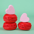 macarons cerise et bonbons en forme de coeur