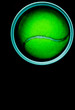 neogrüner Tennisball in der Dose