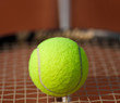 Tennisball auf einem Tennisschläger