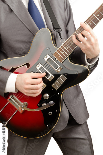 Foto: Young guitar player isolated on white Young guitar player isolated on white