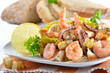 Leckerer Meeresfrüchtesalat mit Garnelen und Croutons