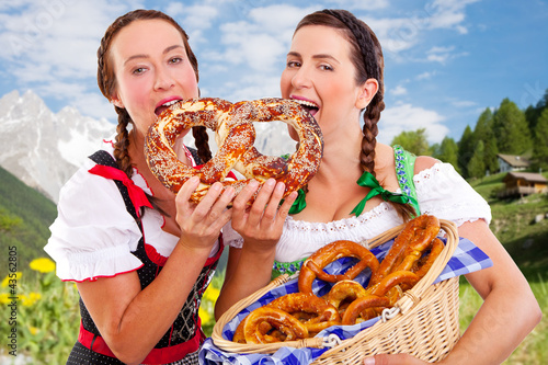 Photo: 2 dirndl mit brezen 2 dirndl mit brezen