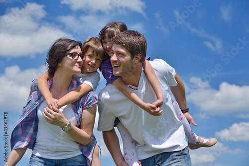 Foto: happy young family have fun outdoors happy young family have fun outdoors