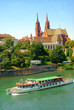 Bateau mouche sur le Rhin devant la cathédrale de Bâle, Suisse.