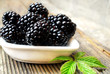 Brombeeren im Schälchen auf altem Holz