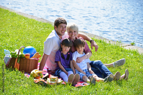 Foto: Happy family playing together in a picnic outdoors Happy family playing together in a picnic outdoors