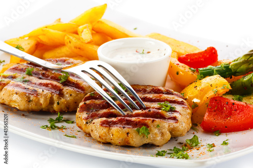 Foto: Grilled steak, French fries and vegetables Grilled steak, French fries and vegetables