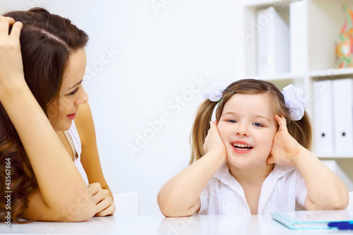 Foto: Little girl and her mother studying Little girl and her mother studying