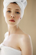 Foto: A woman with her hair and body wrapped up in towel looking at the camera A woman with her hair and body wrapped up in towel looking at the camera