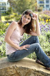 Foto: A teenage Caucasian girl posing in front of the camera in the garden A teenage Caucasian girl posing in front of the camera in the garden