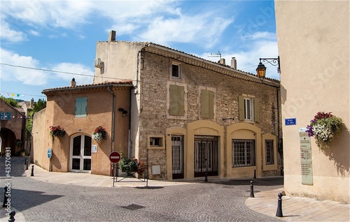 Photo: Village typique en Provence à Saint-Paul-Trois-Châteaux Village typique en Provence à Saint-Paul-Trois-Châteaux
