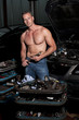 canvas print picture - Mechaniker mit nacktem Oberkörper