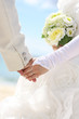 手を繋ぐ新郎と新婦