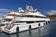 Yacht de luxe dans le port de Monaco