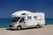 Camper in sosta sulla spiaggia