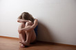 Foto: depressed young lonely woman girl, sitting on the floor alone depressed young lonely woman girl, sitting on the floor alone