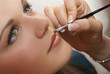Atelier maquillage - portrait d'une ado se faisant maquiller