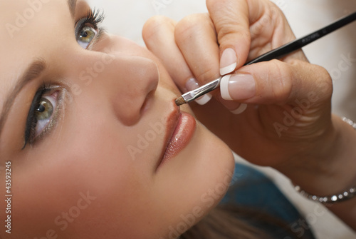Photo: Atelier maquillage - portrait d'une ado se faisant maquiller Atelier maquillage - portrait d'une ado se faisant maquiller