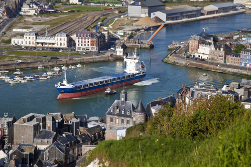 Foto: Tréport, Hafen mit ausfahrendem Frachtschiff Tréport, Hafen mit ausfahrendem Frachtschiff