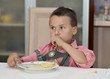 Junge beim Nudel essen