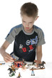 Foto: enfant jouant avec figurines western enfant jouant avec figurines western