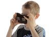 Foto: enfant regardant images dans une visionneuse enfant regardant images dans une visionneuse