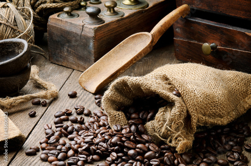 Foto: Roasted coffee beans in vintage setting Roasted coffee beans in vintage setting
