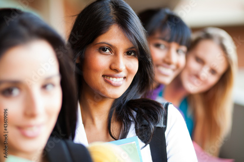 Foto: group of female college girls closeup portrait group of female college girls closeup portrait