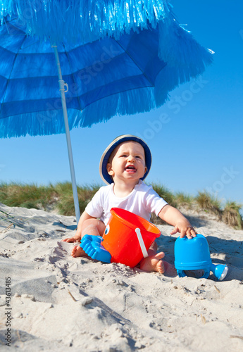 Foto: baby am strand beim spielen baby am strand beim spielen