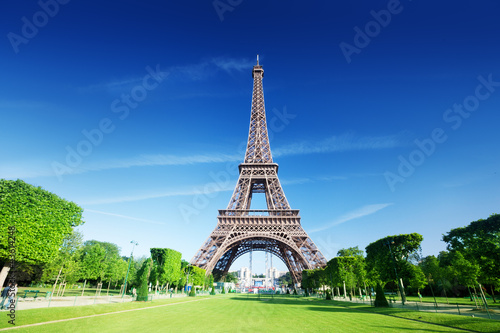 Photo: sunny morning and Eiffel Tower, Paris, France sunny morning and Eiffel Tower, Paris, France