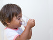 bambino beve acqua dal bicchiere