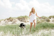 Junge Frau beim laufen mit Hund