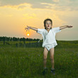 Foto: Cheerful little boy playing on the grass Cheerful little boy playing on the grass