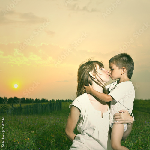 Foto: Mother and Son Having Fun outdoor Mother and Son Having Fun outdoor