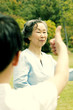 Foto: A boy giving his grandmother a thumb up for performing a good tai chi technique in the park A boy giving his grandmother a thumb up for performing a good tai chi technique in the park