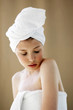 Foto: A woman with her hair and body wrapped up in towel looking at the camera A woman with her hair and body wrapped up in towel looking at the camera