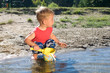 Foto: Kleiner Junge am Strand mit Eimer und Schippe Kleiner Junge am Strand mit Eimer und Schippe