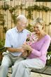 Foto: Man giving his wife a bouquet of flowers Man giving his wife a bouquet of flowers